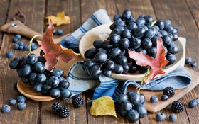 raisins noirs, mûres, les feuilles, la nature morte