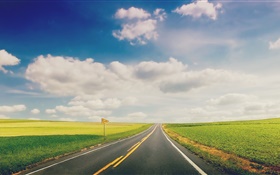 Herbe verte, route, autoroute, nuages