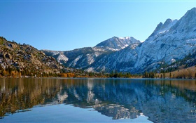 Lac, montagnes, ciel, arbres, automne, réflexion de l'eau HD Fonds d'écran