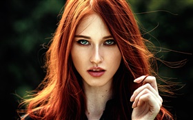 Belle fille de cheveux roux, yeux bleus