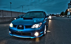 voiture bleue Subaru soir