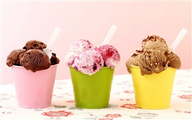 Trois types de crème glacée, chocolat, framboise, desserts