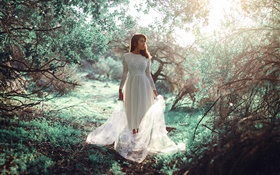 Robe blanche fille dans la forêt, le soleil, l'éblouissement