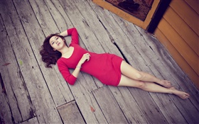 fille asiatique couché sur le plancher en bois, robe rouge HD Fonds d'écran