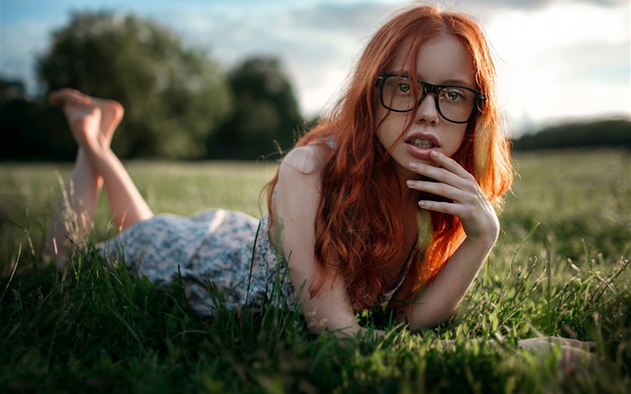 Red hair girl mensonge herbe, verres Fonds d'écran, image