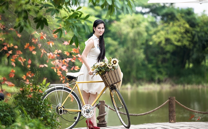 Sourire fille asiatique, robe blanche, vélo, parc Fonds d'écran, image