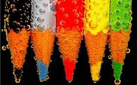 crayon coloré, gouttes d'eau