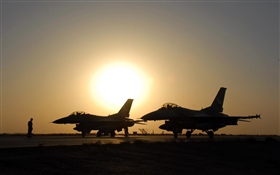 F-16 combattants, coucher de soleil