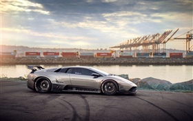 Lamborghini supercar argent vue de côté