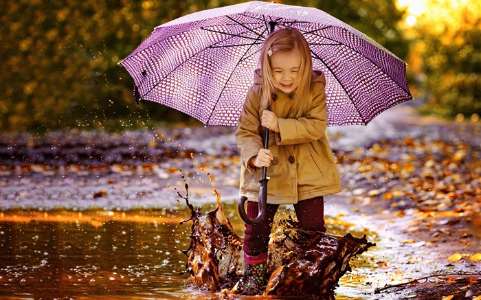 Petite fille mignonne, jouez de l'eau, parapluie Fonds d'écran, image