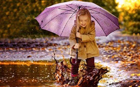 Petite fille mignonne, jouez de l'eau, parapluie HD Fonds d'écran