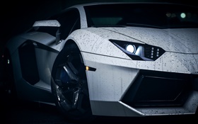 Supercar Lamborghini blanche, gouttelettes d'eau